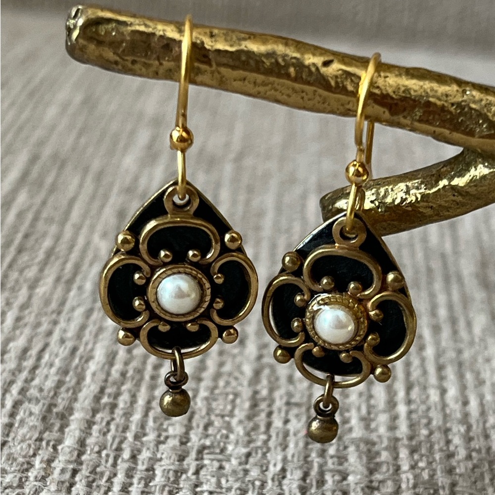 Vintage Look Black Enamel, Gold & Pearl Dangle Earrings - Excellent Condition - Picture 1 of 3